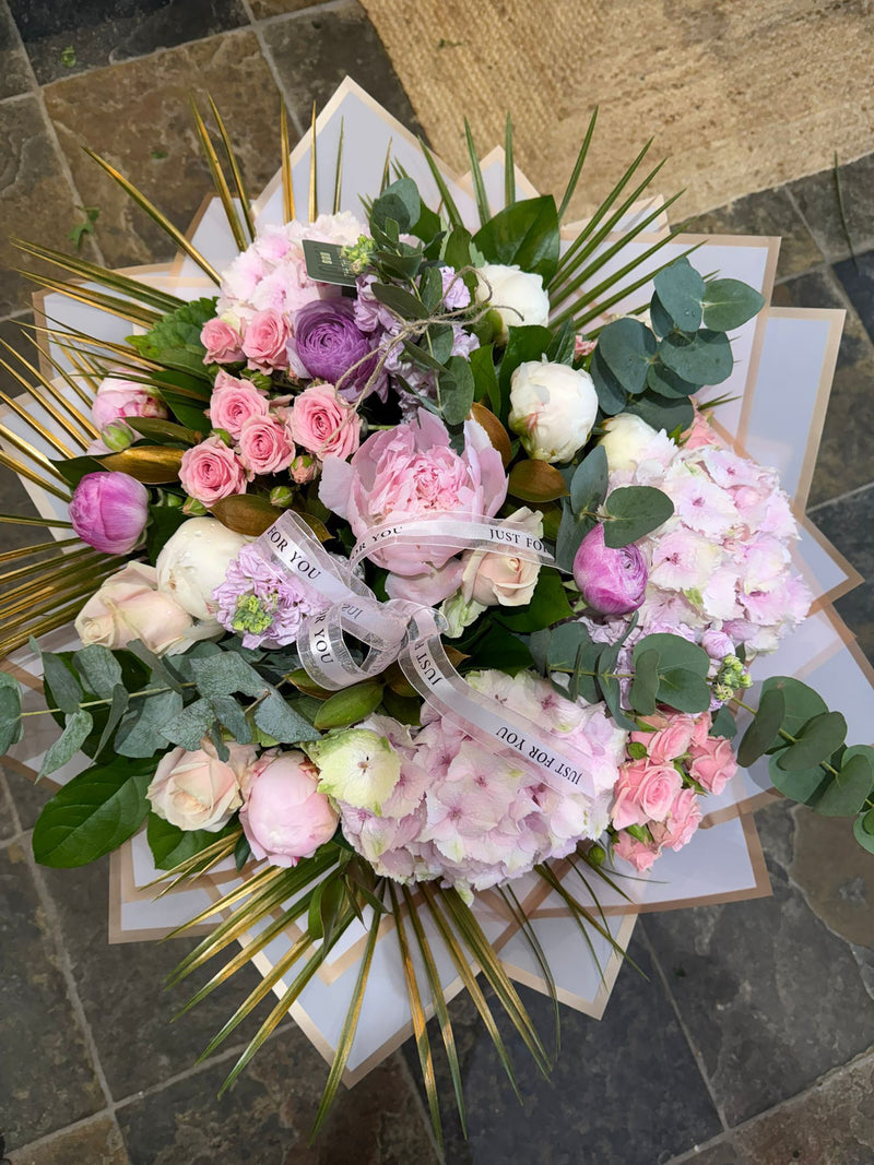 The Queen luxury bouquet by Hoddesdon Flowers